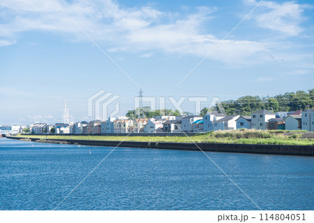 鷹野大橋から横浜側を見た川沿いの住宅2 114804051