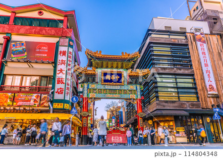 日本の横浜都市景観インバウンド復活…外国人観光客らで賑わう横浜中華街・善隣門などを望む＝4月14日 114804348