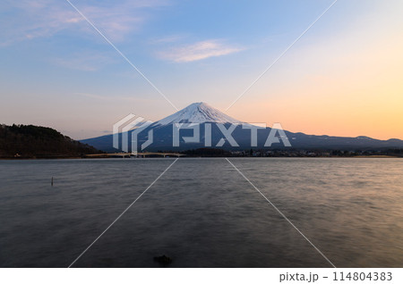 夕焼け空と河口湖と富士山の絶景 114804383