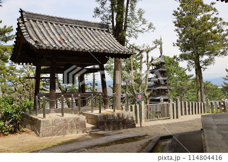 奈良県生駒郡斑鳩町にある法隆寺境内にある五重塔の西円堂から眺めた遠景 奈良県生駒郡斑鳩町にある法隆寺境内にある五重塔の西円堂から眺めた遠景 114804416