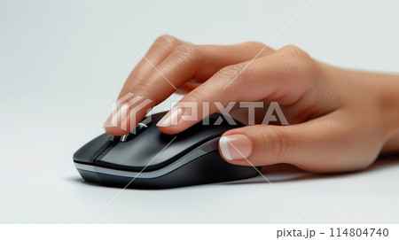マウスを操作する女性の手 114804740