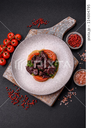 Delicious warm salad of chicken liver, spinach, arugula, tomatoes 114804795