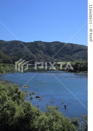 高知県　晴天の四万十川の風景 114804911