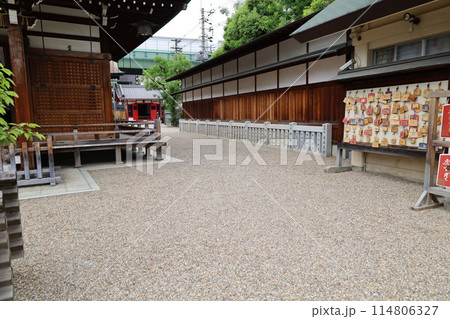 大阪市内にある神社:今(宮)戎神社境内の稲荷社の遠景 大阪市内にある神社:今(宮)戎神社境内の稲荷社の遠景 114806327