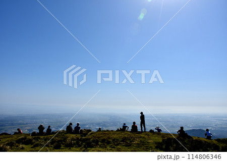竜ヶ岳(岐阜県)、山頂でくつろぐ登山客たち 竜ヶ岳(岐阜県)、山頂でくつろぐ登山客たち 114806346