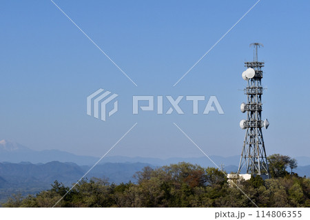 山の頂上に立つ電波塔 山の頂上に立つ電波塔 114806355