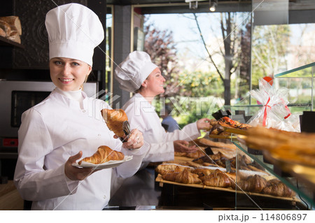 Girl cook posing with pastries 114806897