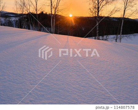冬の羊蹄山ビュースポットの望羊の丘から朝焼けに染まる雲と日の出を臨む 114807578