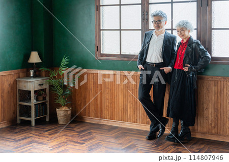 おしゃれなシニア夫婦 114807946