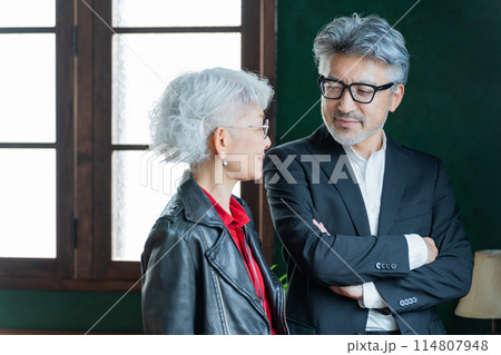おしゃれなシニア夫婦 114807948