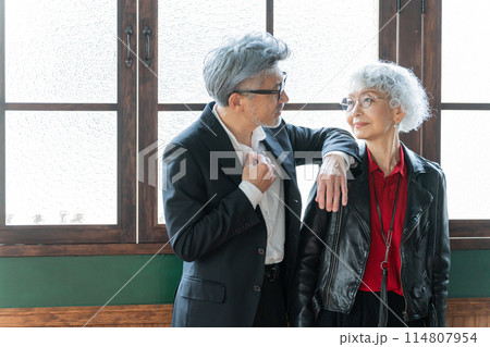 おしゃれなシニア夫婦 おしゃれなシニア夫婦 114807954