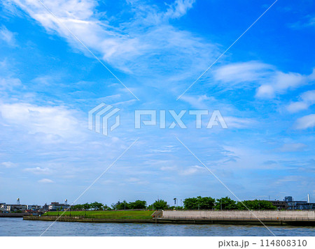 青空が広がる中川越しの公園 114808310
