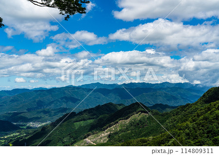 夏の黒森峠から見た四国山地と高縄半島 愛媛県東温市 夏の黒森峠から見た四国山地と高縄半島 愛媛県東温市 114809311