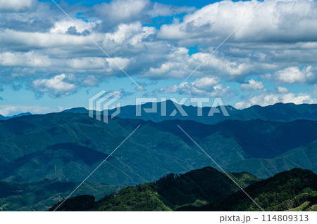 夏の黒森峠から見た四国山地と高縄半島 愛媛県東温市 夏の黒森峠から見た四国山地と高縄半島 愛媛県東温市 114809313