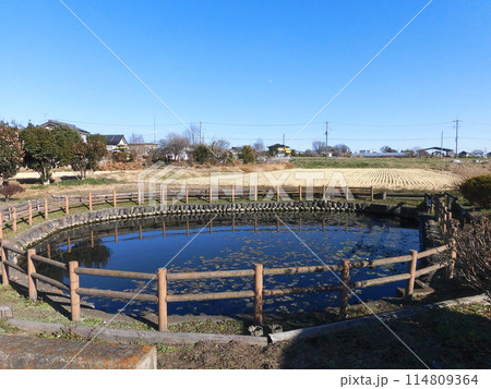 青空のもとの湧水あまが池 114809364