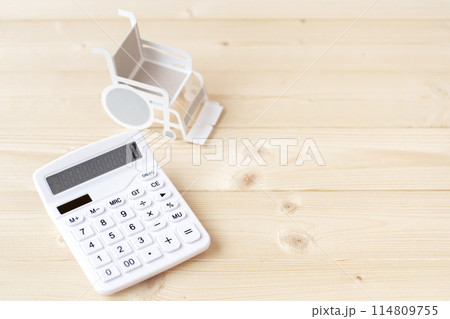 車椅子と電卓　介護費　医療費 114809755