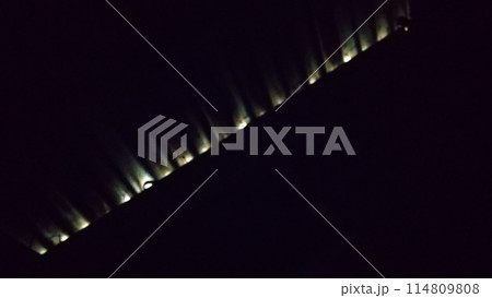 倉庫の屋根の隙間から入ってくる太陽光 倉庫の屋根の隙間から入ってくる太陽光 114809808