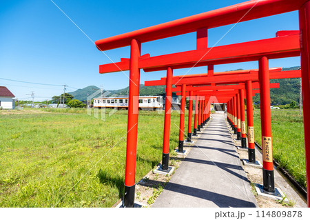 〈島根県〉粟津稲生神社　一畑電車が横切る 114809878