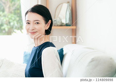 ソファに座るミドル女性 114809898
