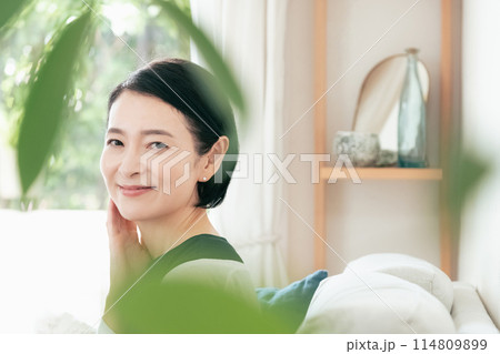 ソファに座るミドル女性 114809899