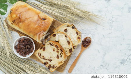 レーズンパン・イメージ｜レーズンパンとレーズンと麦穂 114810001
