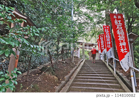 下関市の人気観光スポット赤間神宮境内の紅石稲荷神社参道 下関市の人気観光スポット赤間神宮境内の紅石稲荷神社参道 114810082