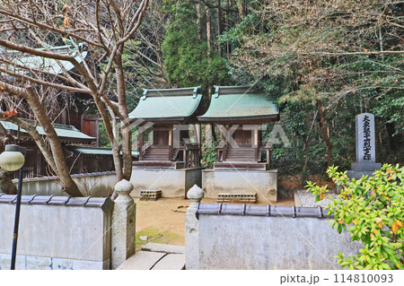 下関市の赤間神宮境内の紅石稲荷神社にある大東塾十四烈士之碑 下関市の赤間神宮境内の紅石稲荷神社にある大東塾十四烈士之碑 114810093