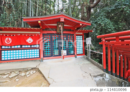 下関市の人気観光スポット赤間神宮境内の紅石稲荷神社 下関市の人気観光スポット赤間神宮境内の紅石稲荷神社 114810096