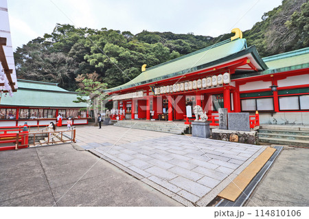 下関市の人気観光スポット赤間神宮境内と拝殿 114810106