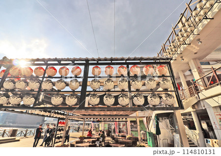 下関市の人気観光スポット唐戸地区海辺のカモンワーフ 114810131