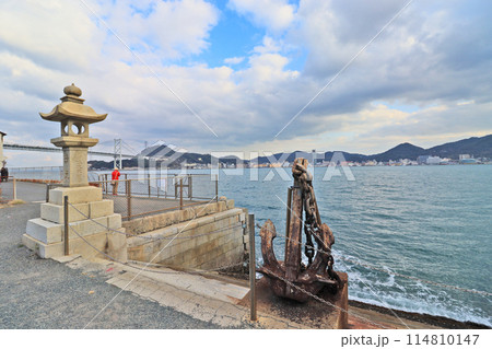 下関市の人気観光スポット赤間神宮前の海辺にある碇潜 114810147