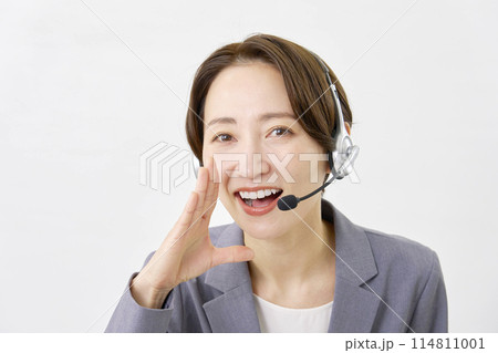 呼びかけるオペレーター　白背景 114811001