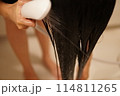 シャンプーしてもらう女性 114811265