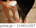 シャンプーする女性 114811267