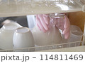 食器洗いをする女性の手元 114811469