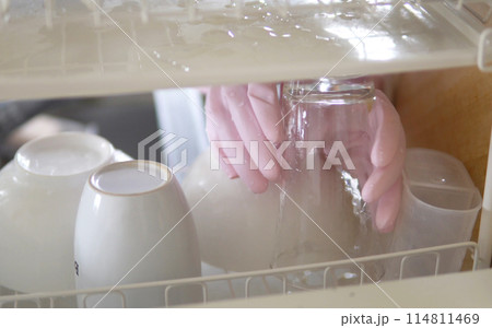 食器洗いをする女性の手元 食器洗いをする女性の手元 114811469