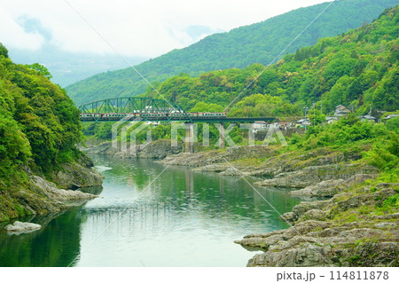 土讃線の秘境を走る:特急南風と吉野川 土讃線の秘境を走る:特急南風と吉野川 114811878