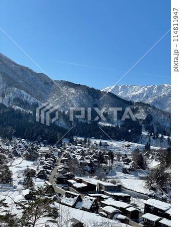 2月の雪が積もった白川郷 114811947