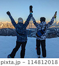 スキー場山頂でのポーズ 114812018