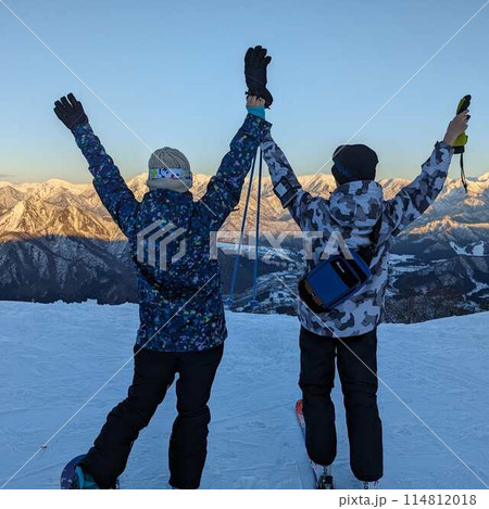 スキー場山頂でのポーズ 114812018