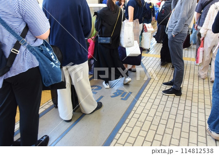 帰省ラッシュの東京駅新幹線ホーム 114812538