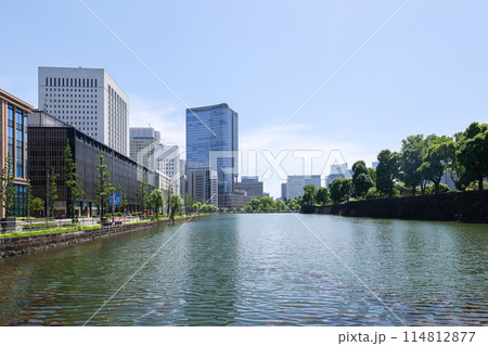 東京都　千代田区　皇居外苑の堀と丸の内風景 114812877