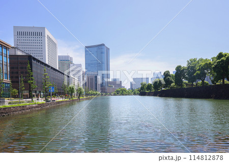 東京都　千代田区　皇居外苑の堀と丸の内風景 114812878