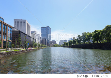 東京都　千代田区　皇居外苑の堀と丸の内風景 114812880
