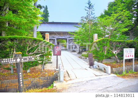東北・遠野・カッパ淵・裏手ある小川にカッパが住むとされる常堅寺の入口の眺め・岩手県遠野市(2) 114813011