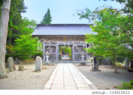 東北・遠野・カッパ淵・裏手の小川にカッパが住むとされる常堅寺、大きな山門の眺め・岩手県遠野市(1) 114813012