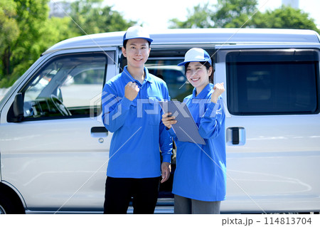屋外で並ぶドライバーの作業員の男女 114813704