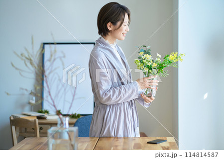 花を飾った花瓶を持つ女性 114814587