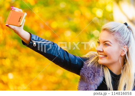 Fashion girl take selfie photo in autumn park Fashion girl take selfie photo in autumn park 114816058