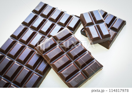 製菓材料の板チョコレート 白背景 クローズアップ 製菓材料の板チョコレート 白背景 クローズアップ 114817978